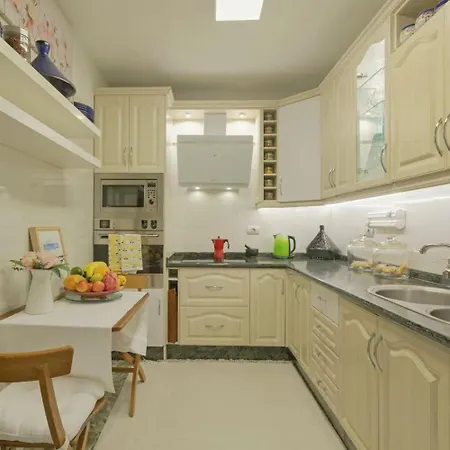 Luxury 1 Minute To The Beach & Salt Pool Apartment *